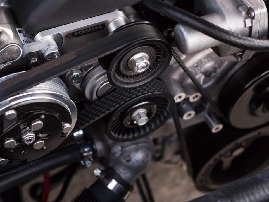 Nahaufnahme von Keilriemen und Spannrollen im Motorraum