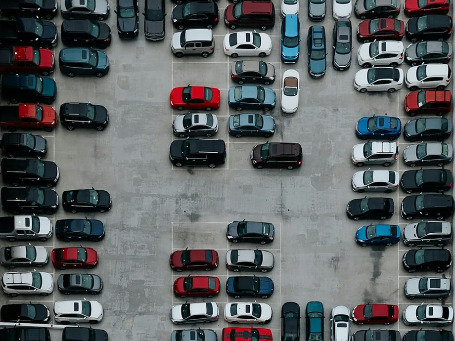 Luftaufnahme eines Parkplatzes mit dicht geparkten Fahrzeugen